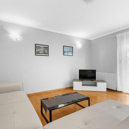 Villa Hope - Apartments With Shared Pool بوريتش الغرفة الصورة
