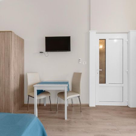 Villa Hope - Apartments With Shared Pool بوريتش الغرفة الصورة